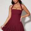 Vestido corto asimétrico con capas y cuello halter Rosaria en rojo vino Vestido corto asimétrico con capas y cuello halter Rosaria en rojo vino