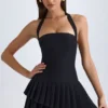 Vestido corto asimétrico con cuello halter y capas Rosaria en negro Vestido corto asimétrico con cuello halter y capas Rosaria en negro