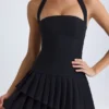 Vestido corto asimétrico con cuello halter y capas Rosaria en negro Vestido corto asimétrico con cuello halter y capas Rosaria en negro