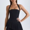 Vestido corto asimétrico con cuello halter y capas Rosaria en negro Vestido corto asimétrico con cuello halter y capas Rosaria en negro