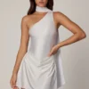 Vestido corto asimétrico con detalle de pañuelo Kiraz en blanco Vestido corto asimétrico con detalle de pañuelo Kiraz en blanco