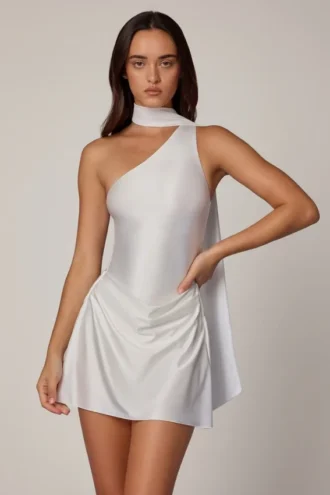 Vestido corto asimétrico con detalle de pañuelo Kiraz en blanco