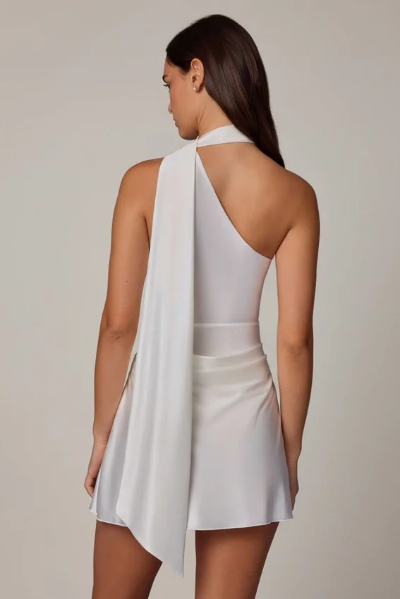Vestido corto asimétrico con detalle de pañuelo Kiraz en blanco Vestido corto asimétrico con detalle de pañuelo Kiraz en blanco