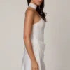 Vestido corto asimétrico con detalle de pañuelo Kiraz en blanco Vestido corto asimétrico con detalle de pañuelo Kiraz en blanco