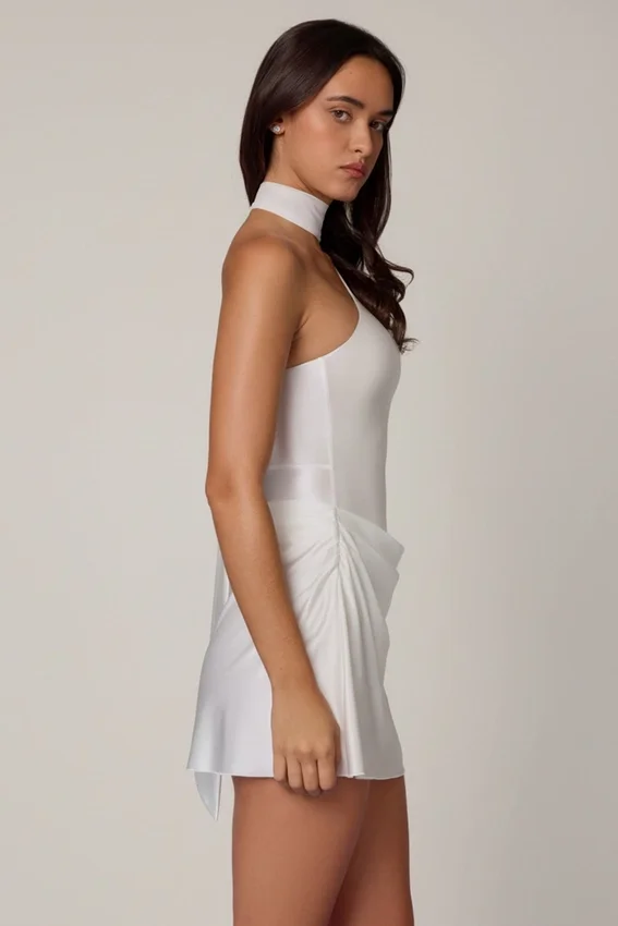 Vestido corto asimétrico con detalle de pañuelo Kiraz en blanco Vestido corto asimétrico con detalle de pañuelo Kiraz en blanco