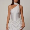Vestido corto asimétrico con detalle de pañuelo Kiraz en blanco Vestido corto asimétrico con detalle de pañuelo Kiraz en blanco