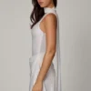 Vestido corto asimétrico con detalle de pañuelo Kiraz en blanco Vestido corto asimétrico con detalle de pañuelo Kiraz en blanco