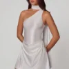 Vestido corto asimétrico con detalle de pañuelo Kiraz en blanco Vestido corto asimétrico con detalle de pañuelo Kiraz en blanco