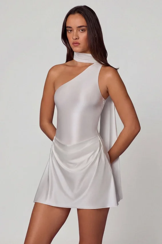 Vestido corto asimétrico con detalle de pañuelo Kiraz en blanco Vestido corto asimétrico con detalle de pañuelo Kiraz en blanco