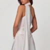Vestido corto asimétrico con detalle de pañuelo Kiraz en blanco Vestido corto asimétrico con detalle de pañuelo Kiraz en blanco