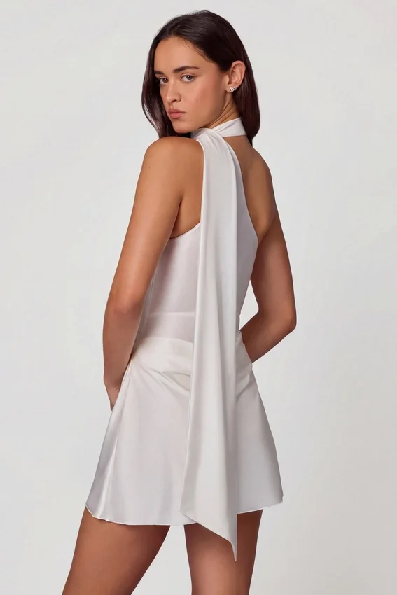 Vestido corto asimétrico con detalle de pañuelo Kiraz en blanco Vestido corto asimétrico con detalle de pañuelo Kiraz en blanco