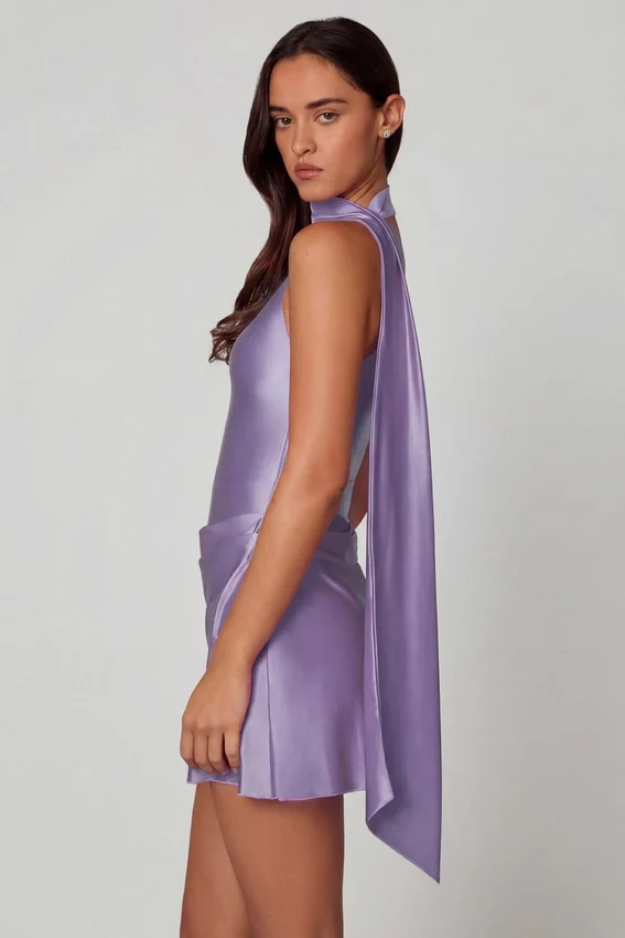 Vestido corto asimétrico con detalle de pañuelo Kiraz en lila Vestido corto asimétrico con detalle de pañuelo Kiraz en lila