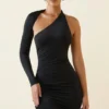 Vestido corto asimétrico con fruncidos y espalda abierta Alina en negro