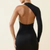 Vestido corto asimétrico con fruncidos y espalda abierta Alina en negro
