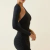 Vestido corto asimétrico con fruncidos y espalda abierta Alina en negro