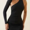 Vestido corto asimétrico con fruncidos y espalda abierta Alina en negro
