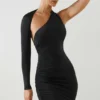 Vestido corto asimétrico con fruncidos y espalda abierta Alina en negro