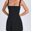 Vestido corto Aubrielle con ribete de encaje en negro Vestido corto Aubrielle con ribete de encaje en negro