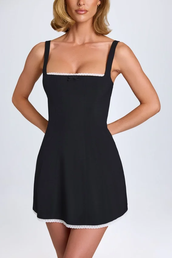 Vestido corto Aubrielle con ribete de encaje en negro Vestido corto Aubrielle con ribete de encaje en negro