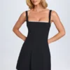 Vestido corto Aubrielle con ribete de encaje en negro Vestido corto Aubrielle con ribete de encaje en negro