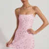 Vestido corto Averie transparente con adornos y cuello cuadrado en rosa
