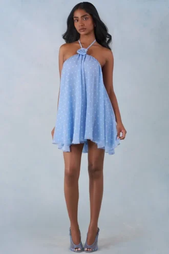 Vestido corto babydoll con cuello halter Evania con estampado de lunares azules
