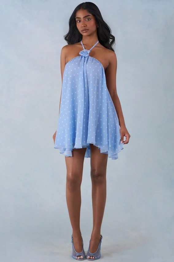 Vestido corto babydoll con cuello halter Evania con estampado de lunares azules Vestido corto babydoll con cuello halter Evania con estampado de lunares azules