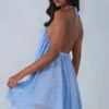 Vestido corto babydoll con cuello halter Evania con estampado de lunares azules Vestido corto babydoll con cuello halter Evania con estampado de lunares azules