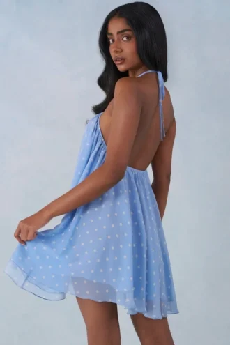 Vestido corto babydoll con cuello halter Evania con estampado de lunares azules