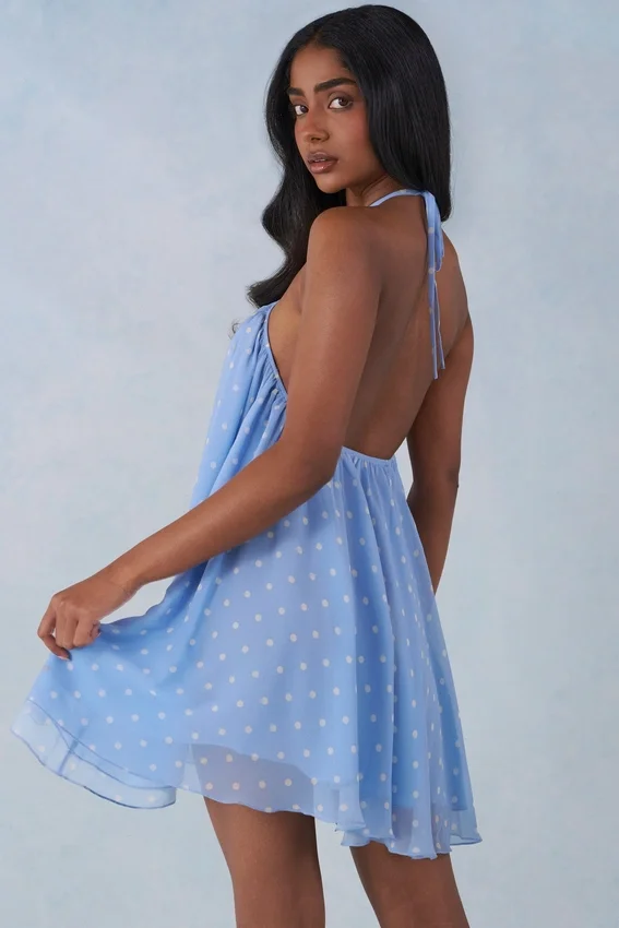 Vestido corto babydoll con cuello halter Evania con estampado de lunares azules Vestido corto babydoll con cuello halter Evania con estampado de lunares azules