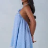 Vestido corto babydoll con cuello halter Evania con estampado de lunares azules Vestido corto babydoll con cuello halter Evania con estampado de lunares azules
