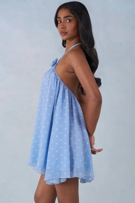 Vestido corto babydoll con cuello halter Evania con estampado de lunares azules Vestido corto babydoll con cuello halter Evania con estampado de lunares azules