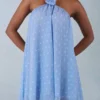 Vestido corto babydoll con cuello halter Evania con estampado de lunares azules Vestido corto babydoll con cuello halter Evania con estampado de lunares azules
