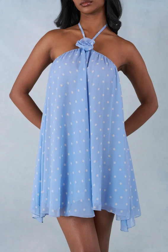 Vestido corto babydoll con cuello halter Evania con estampado de lunares azules Vestido corto babydoll con cuello halter Evania con estampado de lunares azules