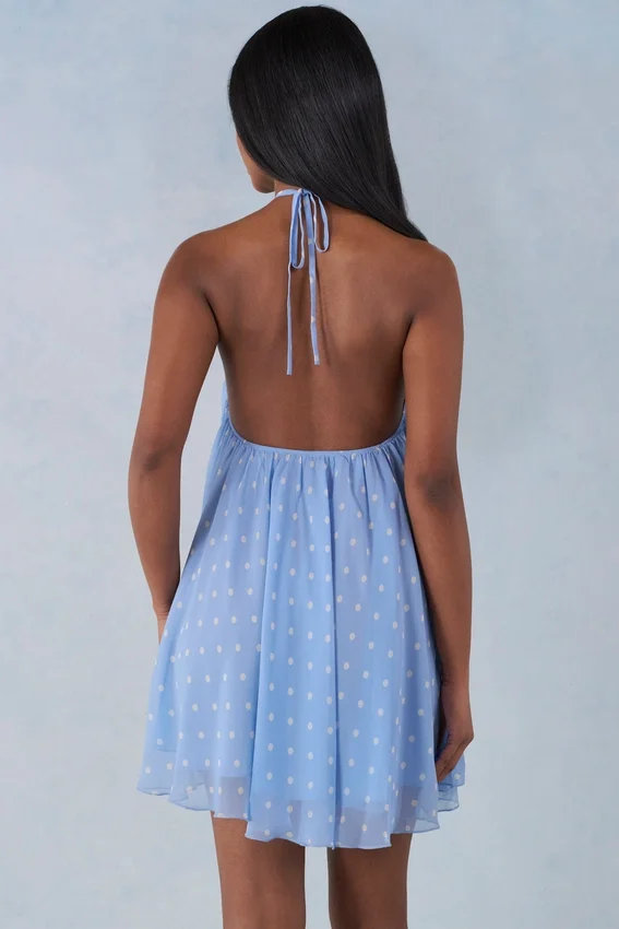 Vestido corto babydoll con cuello halter Evania con estampado de lunares azules Vestido corto babydoll con cuello halter Evania con estampado de lunares azules