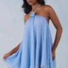 Vestido corto babydoll con cuello halter Evania con estampado de lunares azules Vestido corto babydoll con cuello halter Evania con estampado de lunares azules