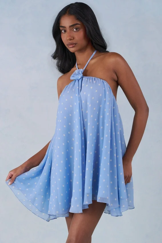 Vestido corto babydoll con cuello halter Evania con estampado de lunares azules Vestido corto babydoll con cuello halter Evania con estampado de lunares azules