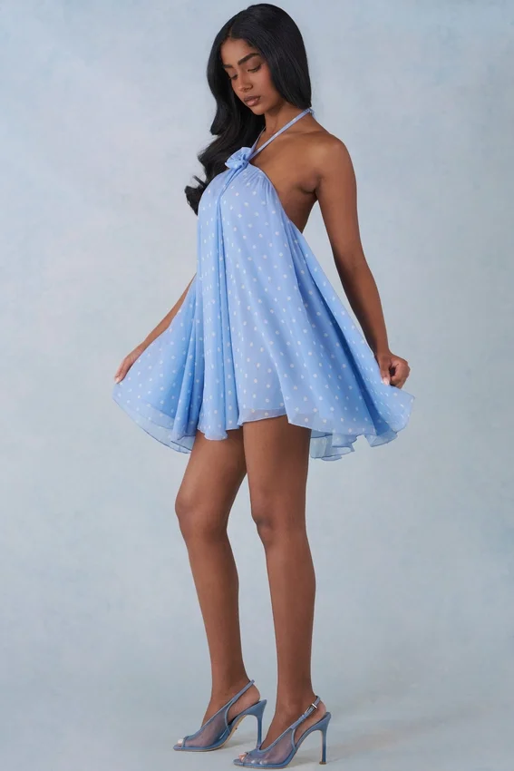 Vestido corto babydoll con cuello halter Evania con estampado de lunares azules Vestido corto babydoll con cuello halter Evania con estampado de lunares azules