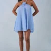 Vestido corto babydoll con cuello halter Evania con estampado de lunares azules Vestido corto babydoll con cuello halter Evania con estampado de lunares azules