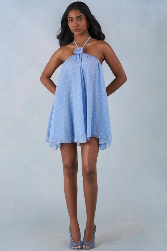 Vestido corto babydoll con cuello halter Evania con estampado de lunares azules Vestido corto babydoll con cuello halter Evania con estampado de lunares azules