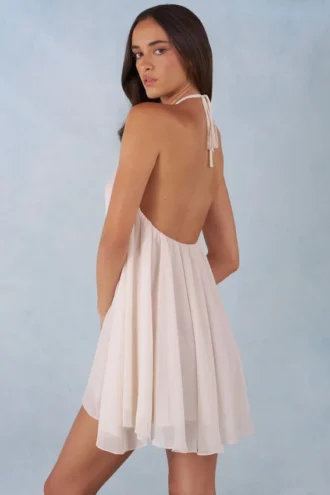 Vestido corto babydoll con cuello halter Evania en marfil