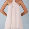 Vestido corto babydoll con cuello halter Evania en marfil Vestido corto babydoll con cuello halter Evania en marfil