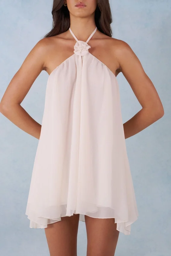 Vestido corto babydoll con cuello halter Evania en marfil Vestido corto babydoll con cuello halter Evania en marfil