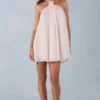 Vestido corto babydoll con cuello halter Evania en marfil Vestido corto babydoll con cuello halter Evania en marfil