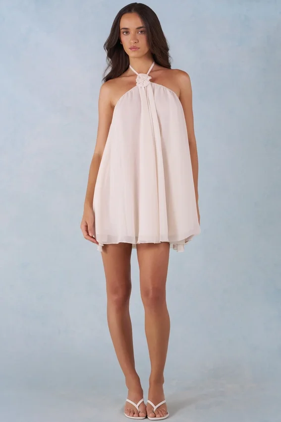 Vestido corto babydoll con cuello halter Evania en marfil Vestido corto babydoll con cuello halter Evania en marfil