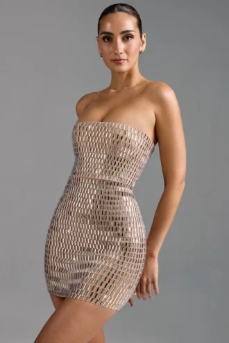 Vestido corto bandeau con adornos Aurora en color almendra