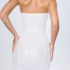 Vestido corto bandeau con adornos Cassidy en blanco Vestido corto bandeau con adornos Cassidy en blanco