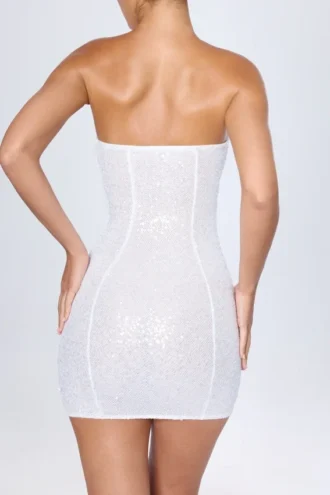 Vestido corto bandeau con adornos Cassidy en blanco