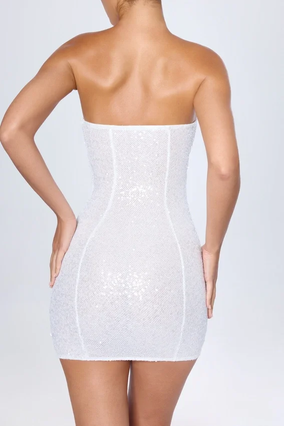 Vestido corto bandeau con adornos Cassidy en blanco Vestido corto bandeau con adornos Cassidy en blanco