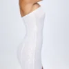 Vestido corto bandeau con adornos Cassidy en blanco Vestido corto bandeau con adornos Cassidy en blanco